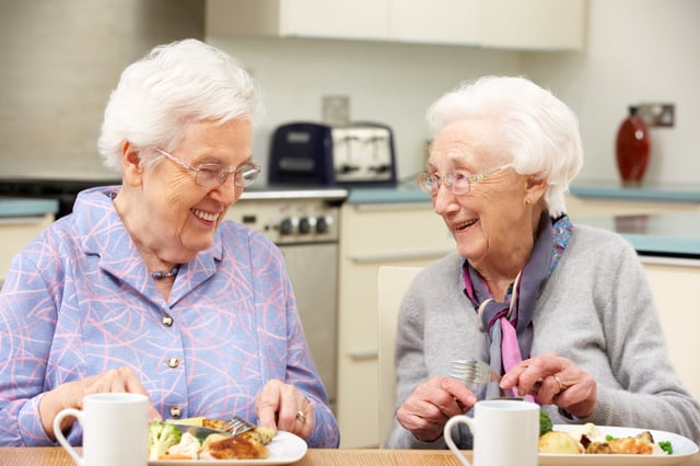Какого человека называют пожилым. Еда для пожилых людей. Здоровое питание для пожилых. Пожилые люди. Правильное питание пенсионеров.
