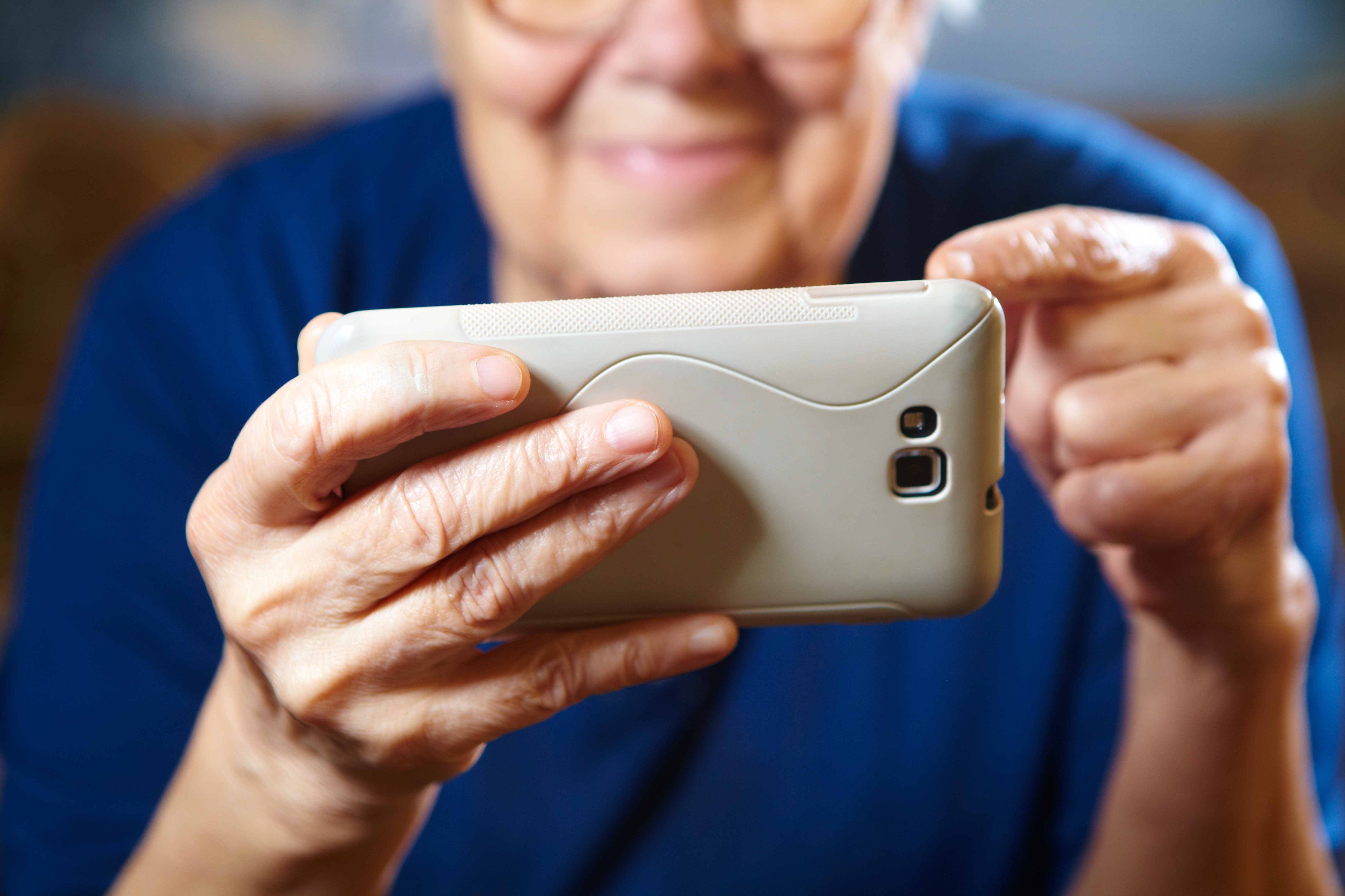 Телефон теле2 для пенсионеров. Смартфон для пожилых людей. Старик со смартфоном. Телефон для пенсионеров. Бабушка со смартфоном.